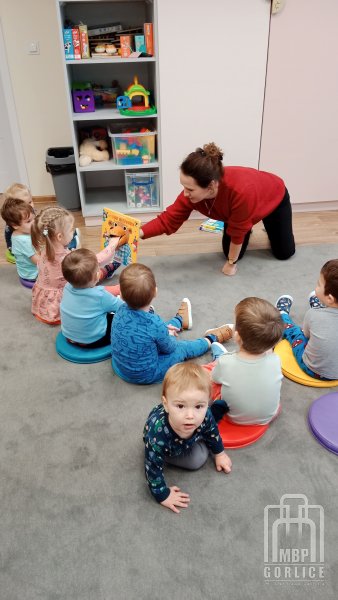 Biblioteka Gorlice, Pan Niedźwiadek wita się z dziećmi.jpg